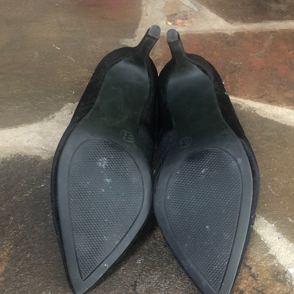 Floral Embroidered Black Pumps - Picture 6 of 13